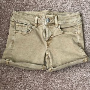American Eagle tan midi shorts size 4 mid rise